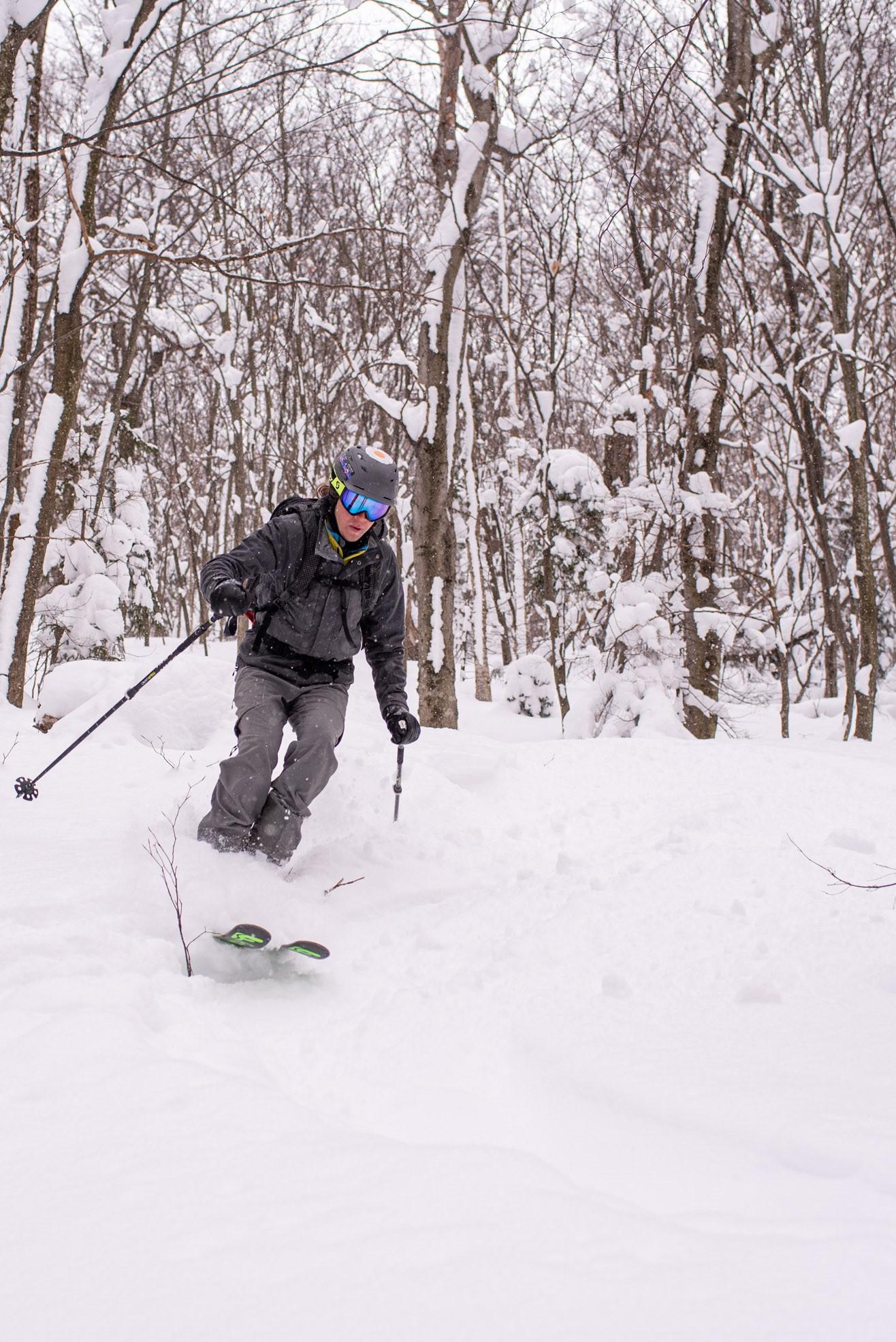 Alex Belensz skiing