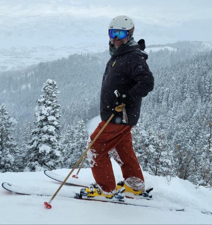 Pete Williams skiing